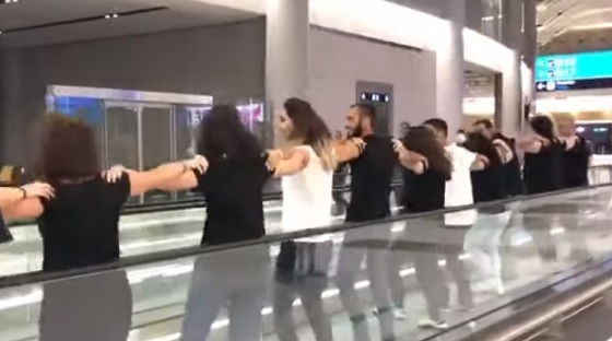 Армяне исполнили национальные танцы в стамбульском аэропорту 