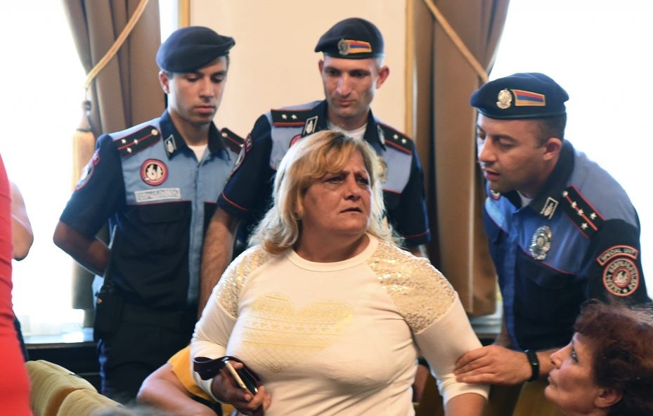 «Երշիկը կկոխեմ…».  կին ցուցարարը` Քոչարյանի աջակցին  