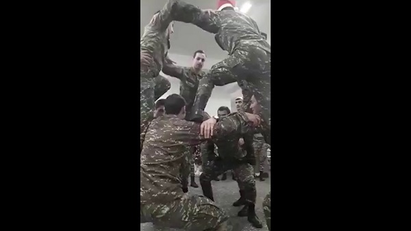 Ինչպե՞ս են զինվորները ամանորի գիշերը զորամասում «Բերդ»-ը պարում 