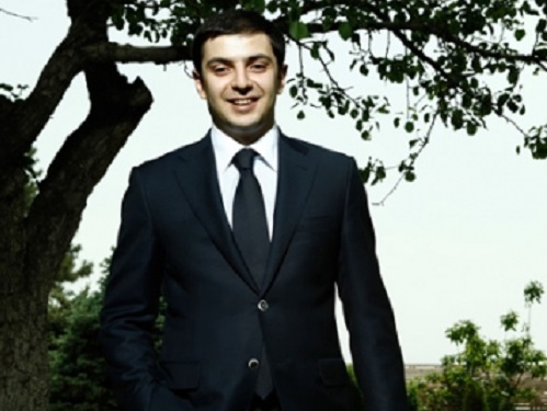 Հին ԱԺ֊ն օդիոզ դեմքով էր լի, նորը՝ կամ դերասան է, կամ էլ լրագրող. Քոչարյանի փեսայի գրառումը