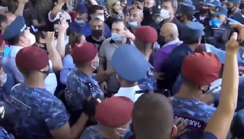 Բախում՝ ոստիկանների և քաղաքացիների միջև․ ՈՒՂԻՂ ՄԻԱՑՈՒՄ