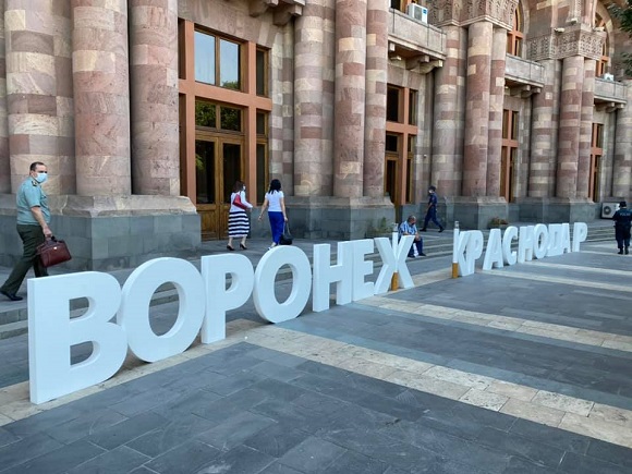 ՀՀԿ երիտասարդները բողոքի ակցիա են արել Կառավարության դիմաց՝ Воронеж-Краснодар գրությունով