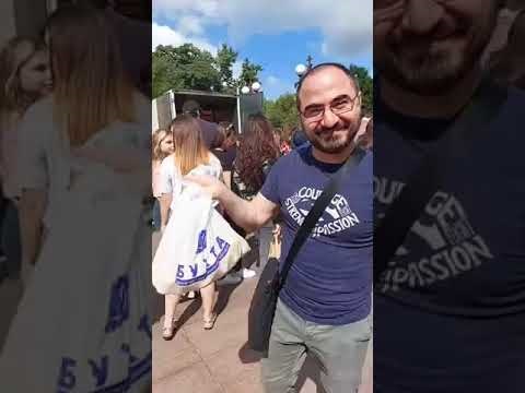 Մոսկվա․ Սուրբ Պատարագի ավարտին եկեղեցական համալիրում բաժանեցին ծիրան և դեղձ