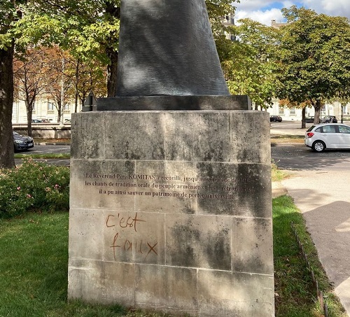 Փարիզում պղծել են Կոմիտաս վարդապետի արձանը