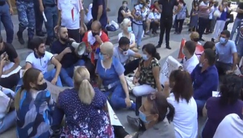 Նստած կմնանք այնքան, մինչև վարչապետը դուրս գա. ՌԴ մեկնել ցանկացող քաղաքացիներին միացել էին այլ բողոքավորներ