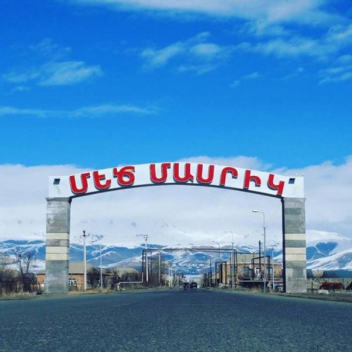 Մեծ Մասրիկի բնակիչները ներկայացնում են թշնամու հրետանու պատճառած  ավերածությունները