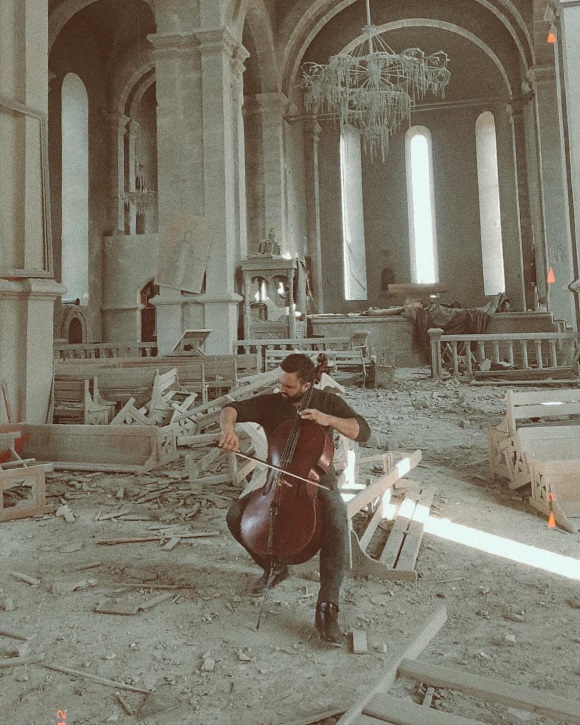 Հայկական պատասխան բարբարոսությանը. Բելգիահայ երաժիշտը նվագել է հրետակոծված Սբ.Ղազանչեցոցում