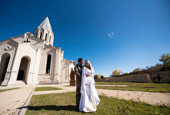 Իրականում մայրս ողջ գիշեր հորդորում էր չգնալ, անհանգստանում էր. Շուշիում պսակադրված զույգի հարցազրույցը