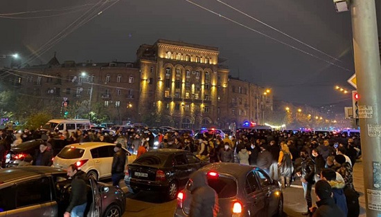 Մենք պետք է ապացուցենք ինքներս մեզ և աշխարհին, որ արժանապատվություն ունենք․ Բողոքի ակցիաներ Երևանում