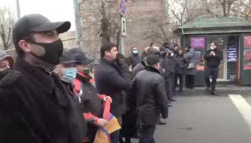 Քաղաքացիներն անհնազանդության ակցիա են անում՝ Փաշինյանի հրաժարականի պահանջով` փակելով փողոցներ