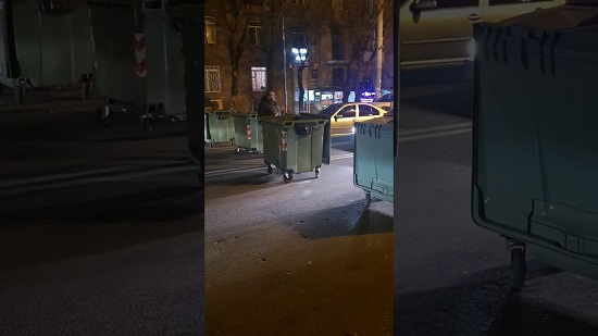 Քաղաքացին գործող իշխանության հրաժարականի պահանջով միայնակ փակել է Ալեք Մանուկյան փողոցը