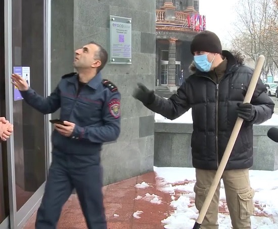 Հարևանները քաշքշե՞լ  ու հայհոյե՞լ են Հայկ Մարությանին․ դու դերասա՞ն ես, թե քաղաքապետ