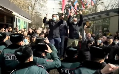 Բախում Փաշինյանի աջակիցների և ընդդիմադիրների միջև