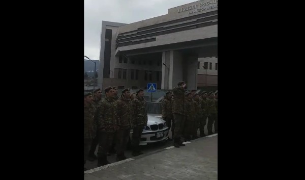 Պատերազմում զոհված Աշոտ Միքայելյանի կնոջն ու նորածին որդուն դիմավորել են նրա ծառայակից ընկերները