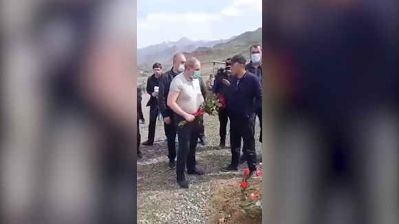 Пашиняну не дали возложить цветы на могилу погибшего солдата
