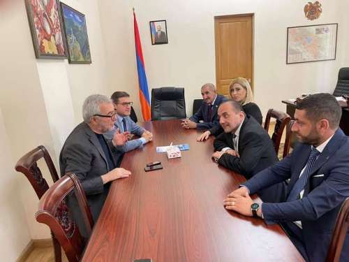 Փաշինյանի լուսանկարը՝ Անդրանիկ Քոչարյանի աշխատասենյակի պատին