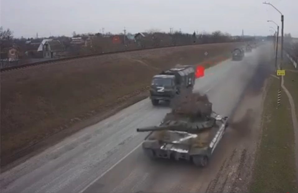 Դեպի Կիև ընթացող ռուսական ռազմատեխնիկայի վրա ծածանվում է ԽՍՀՄ դրոշը