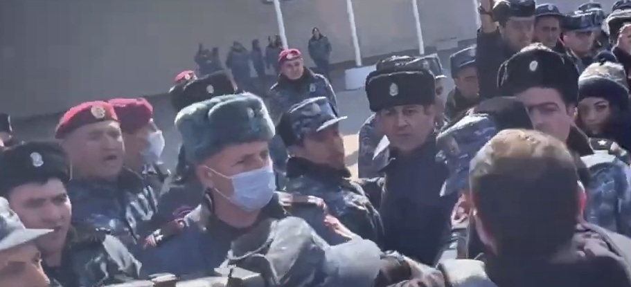 Ինչպե՞ս են ոստիկանները փորձում  ձերբակալել ընդդեմ ադրբեջանական պատվիրակների բողոքող ցուցարարներին