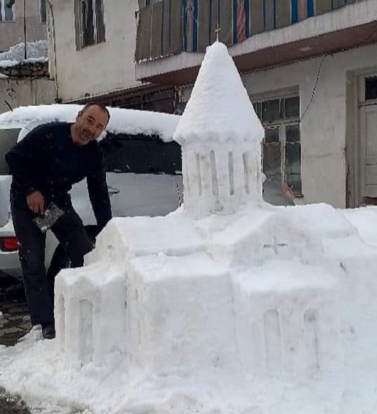 Ինչպե՞ս Ստեփանակերտում ձյունից կերտվեց Շուշիի Սուրբ  Ղազանչեցոցը