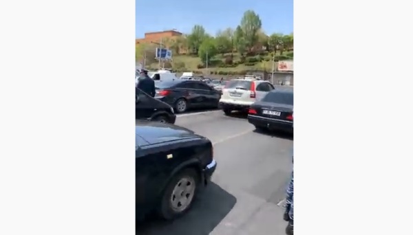 Սրբազան պայքարի աջակիցները փակել են Երևանի Հաղթանակի կամուրջը 