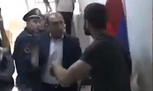 Երիտասարդներն ամոթանք տվեցին Հյուսիսային համալսարանի ռեկտորին, ով տարօրինակ գոռգոռում էր