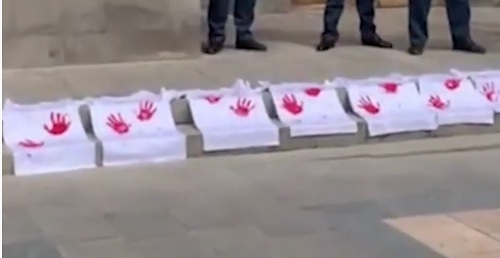 Զոհված հերոսների ծնողները արյունոտ ձեռքերով շապիկներ են դրել կառավարության շենքի աստիճաններին