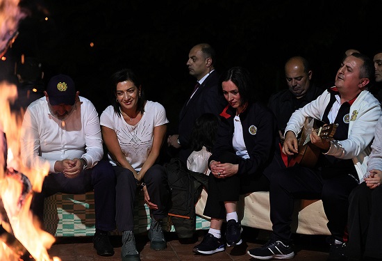 Կարեն Գիլոյանը կիթառ է նվագել խարույկի շուրջ՝ Փաշինյանի և Աննա Հակոբյանի մասնակցությամբ հավաքին