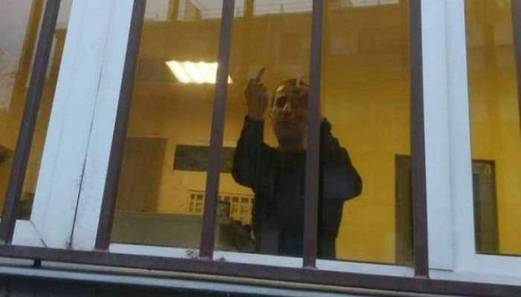 Ոստիկանության ծխող աշխատակիցը միջնամատ է ցույց տալիս քաղաքացուն