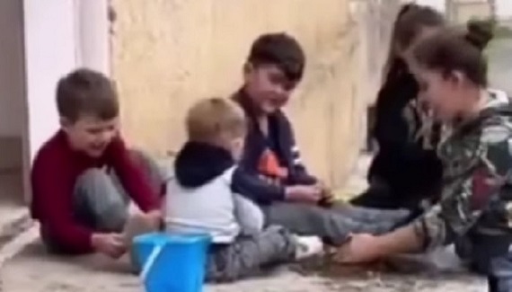 Արցախում 2020-ին ծնված Անդրեյը հողից սարքած տորթով նշում է տարեդարձը