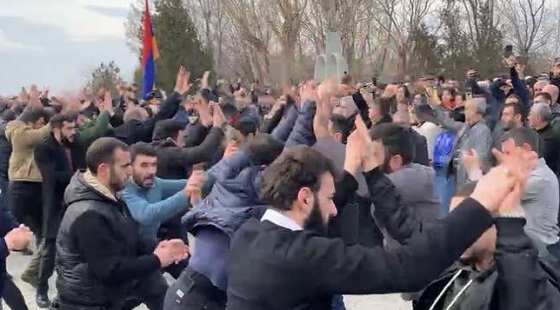 «Նիկոլ, նայիր, մարդիկ Եռաբլուրում Յարխուշտա են պարում»