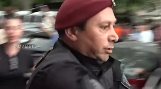 «Թողեք ես խփեմ». համացանցը ծաղրում է կարմիրբերետավորին