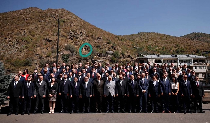 «Փաշինյանի մասնակցությամբ  լուսանկարն արտաքնոցի ֆոնին է արվել»