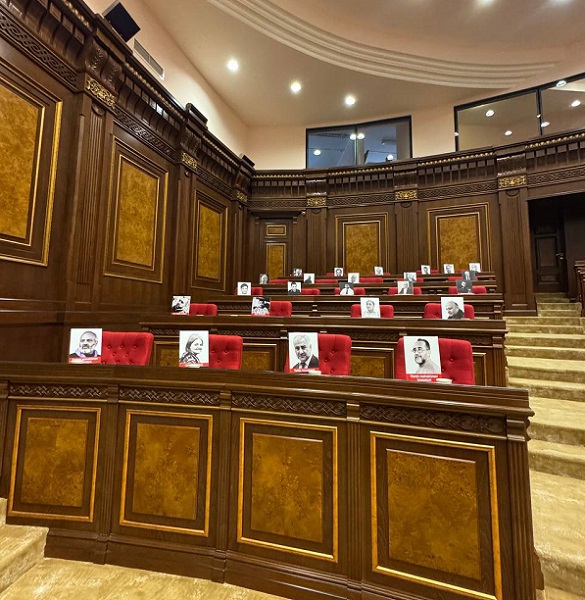 ՀՀ վարչապետի սեղանին Միքայել Աջապահյանի լուսանկարն է