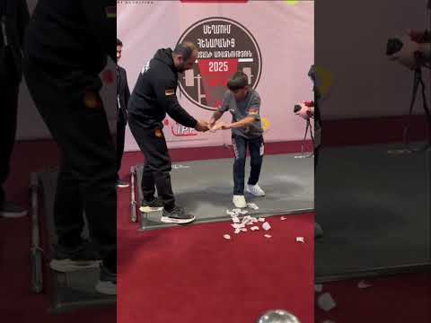 Լեւոն Քոչարյանն օգնում է փոքրիկ Դավիթին 24 վայրկյանում պատռել 10 տուփ խաղաթուղթ