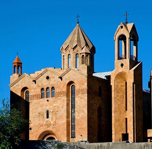 Փաշինյանն ու Նարեկ Կարապետյանը` Սուրբ Սարգիս եկեղեցում.  Ի՞նչ է կատարվում