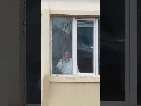 Միքայել Սրբազանը հիվանդասենյակի պատուհանից ողջունեց իր ծննդյան տարեդարձը շնորհավորող աջակիցներին