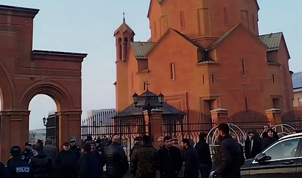 «Մասիսում Ոստիկանությունն ու բերովի մարդիկ շրջափակել  են առաջնորդանիստ եկեղեցին»