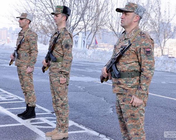 «3 սպաներ են՝ 3-ն էլ տարբեր գլխարկներով, համազգեստի գոտիներով, սապոգներով». Տիգրան Աբրահամյան