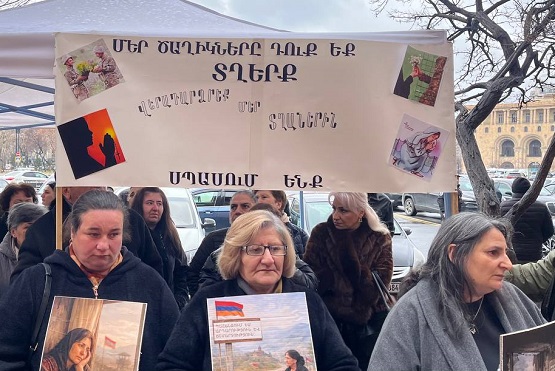 Մենք մեր երեխաներին ենք ուզում. անհետ կորած զինծառայողների մայրերը՝ կառավարության շենքի մոտ