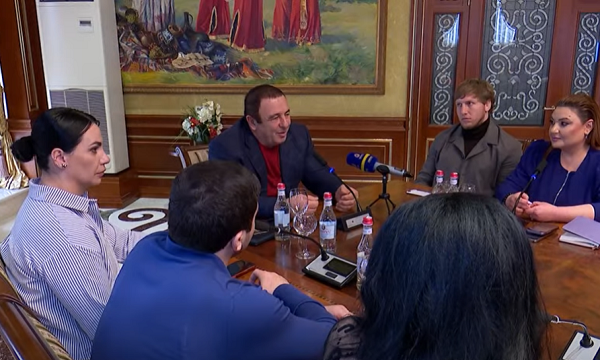 Ծառուկյանը հանդիպել է «Առաջարկ Հայաստանին» ծրագրի երիտասարդների և անվանի մարզիկների հետ, քննարկել՝ երկրի առողջ ու անվտանգ ապագան