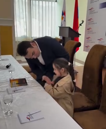 Փոքրիկ գորիսեցու ջերմ ողջույնը Նարեկ Կարապետյանին