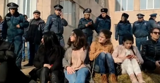 Ոստիկաններին քսի են տվել մարդկանց վրա, ովքեր փորձում են բետոնե պատի վեր խոյացումը կասեցնել. Արփի Մախսուդյան