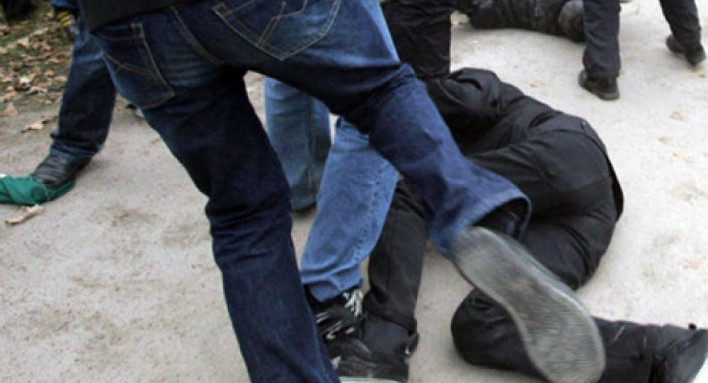 Երևանում, բնակելի շենքի մուտքի մոտ, մի խումբ անձինք ծեծել են մի տղամարդու և դանակահարել նրան