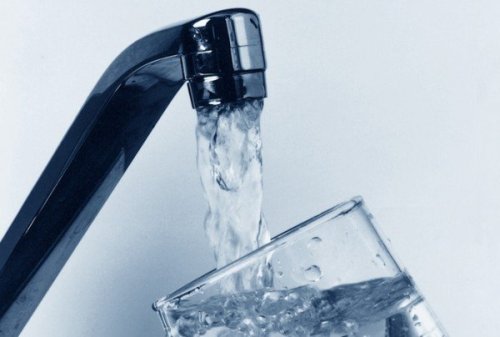 Пить только небольшими порциями: врач о возможной опасности воды в жару