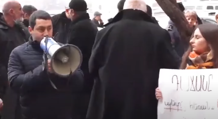 Ձեր տեղը կա՛մ բանտում է, կա՛մ գժանոցում․ Դաշնակցության ակցիան՝ Կառավարության առջև