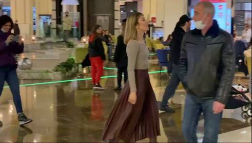 «Նիկոլ՝ դավաճան, ՔՊ՝ դավաճան» գոռացող աղջիկը շրջում է առևտրի կենտրոնում