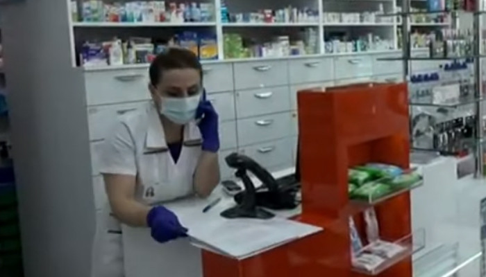 Դեղատան աշխատակիցն աշխատում է՝ ջերմություն ունենալով