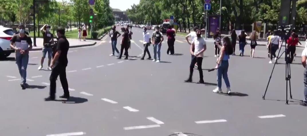 Դիմորդները փակել են Խորենացի փողոցը. կան բերման ենթարկվածներ