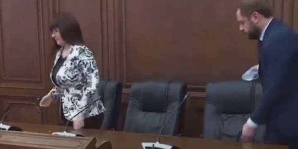 Իմքայլականների եռյակը լքեց սրահը` լսելով հարցը.իրենք է՞լ են Փաշինյանի կարծիքին,որ Շուշին հայկական չէ