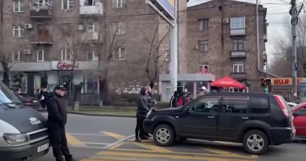 «Նիկոլ, դավաճան». քաղաքացիները փակել էին Կոմիտասի պողոտան